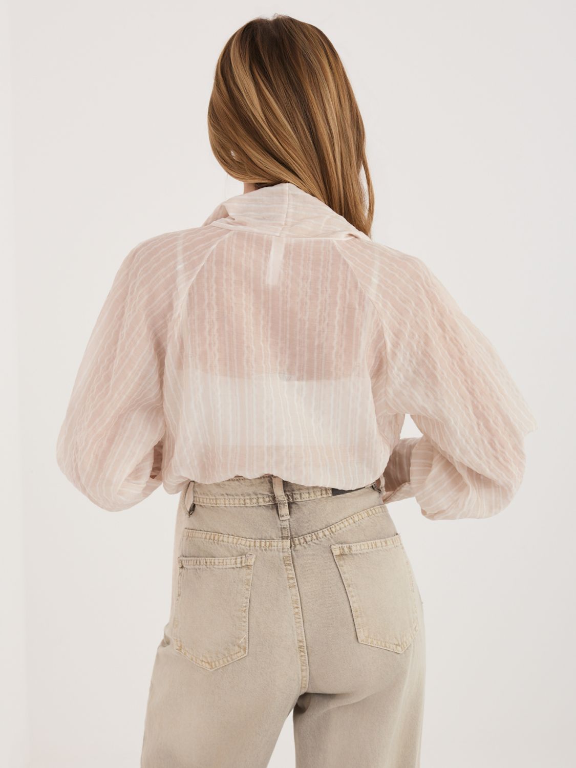 Beżowa koszula w paski z wiązaniem i bufiastym rękawem