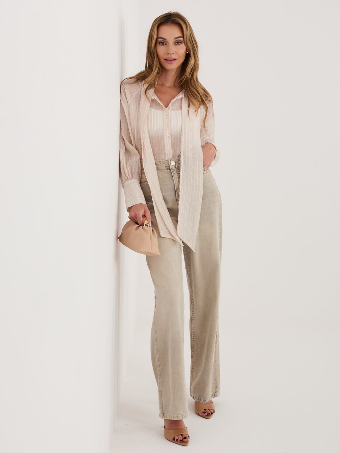 Beżowa koszula w paski z wiązaniem i bufiastym rękawem