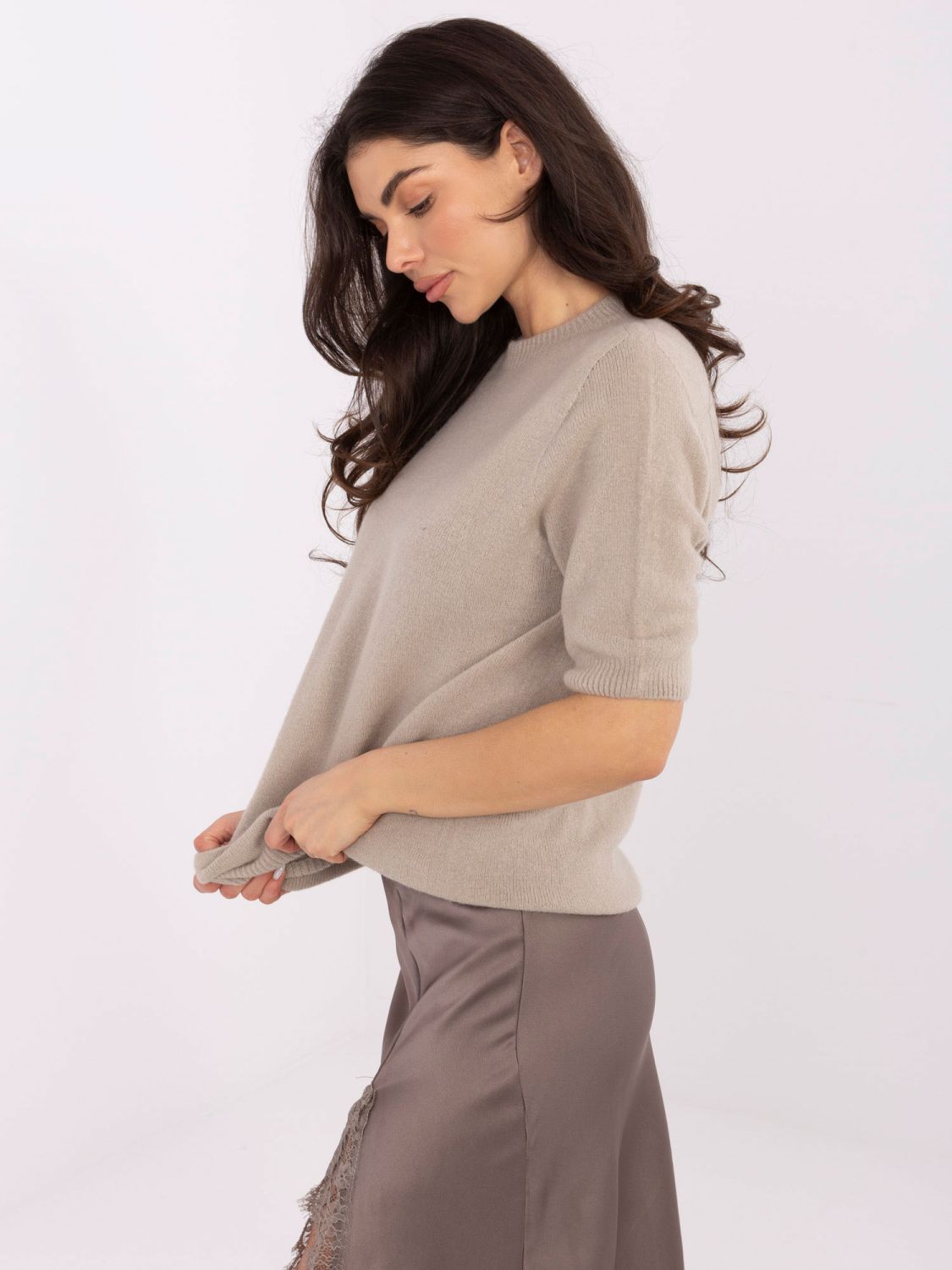 Beżowy sweter z krótkim rękawem