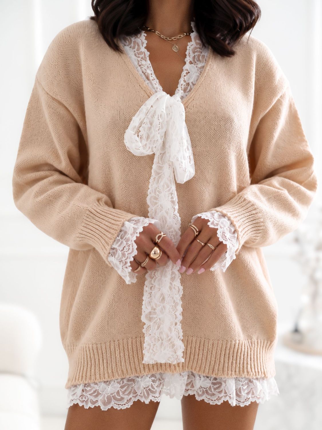 Beżowy elegancki sweter z koronką i wiązaniem
