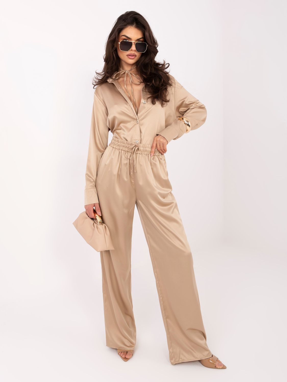 Beżowy komplet koszula i spodnie z paskiem