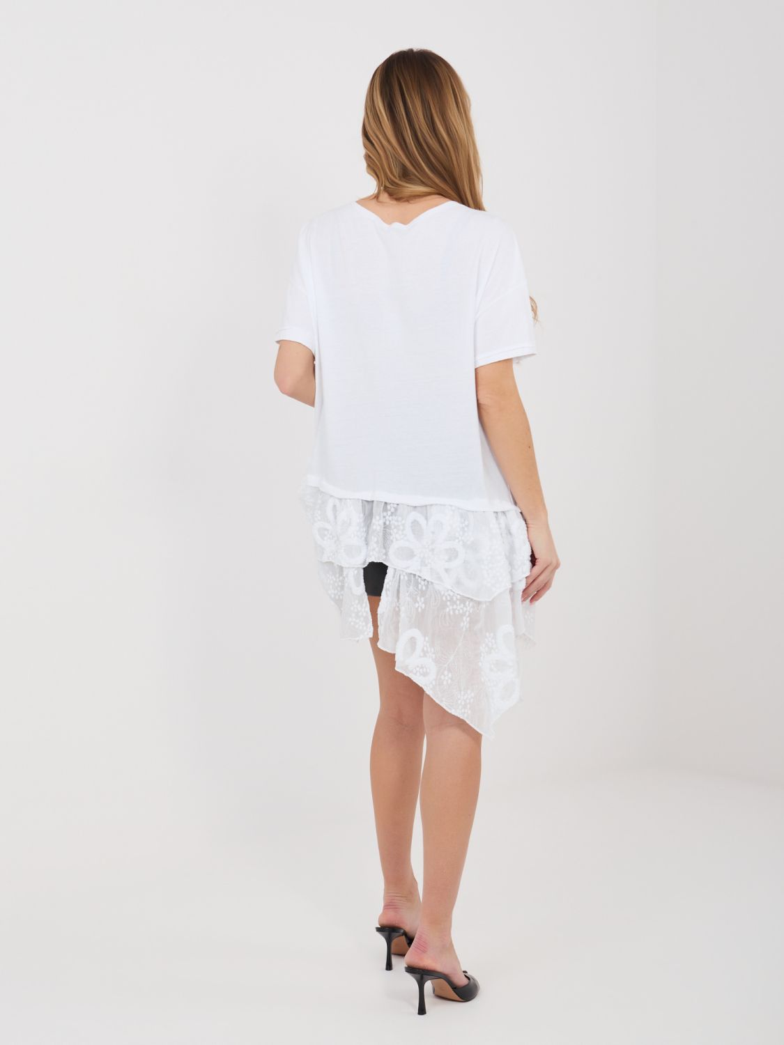 Biała bawełniana bluzka z krótkim rękawem i falbaną