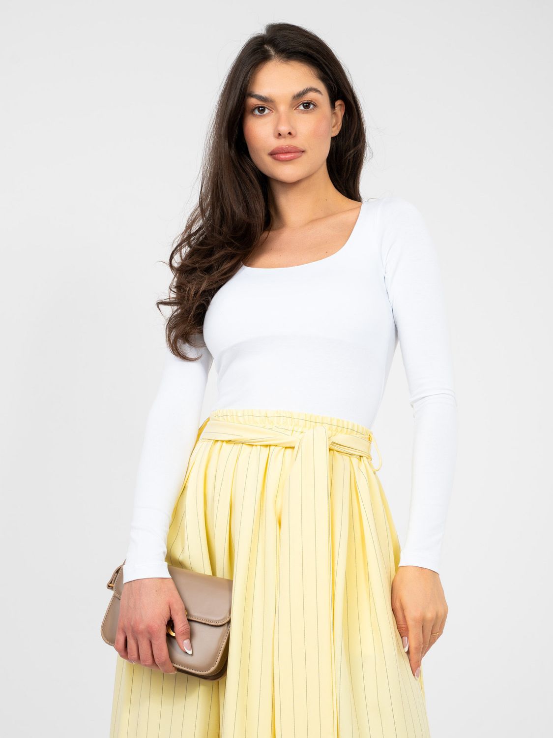 Biała bluzka z długim rękawem i podszewką