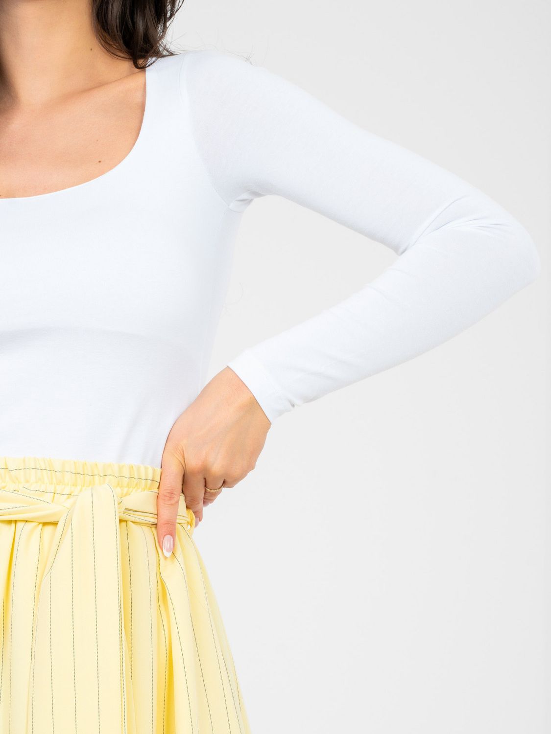 Biała bluzka z długim rękawem i podszewką