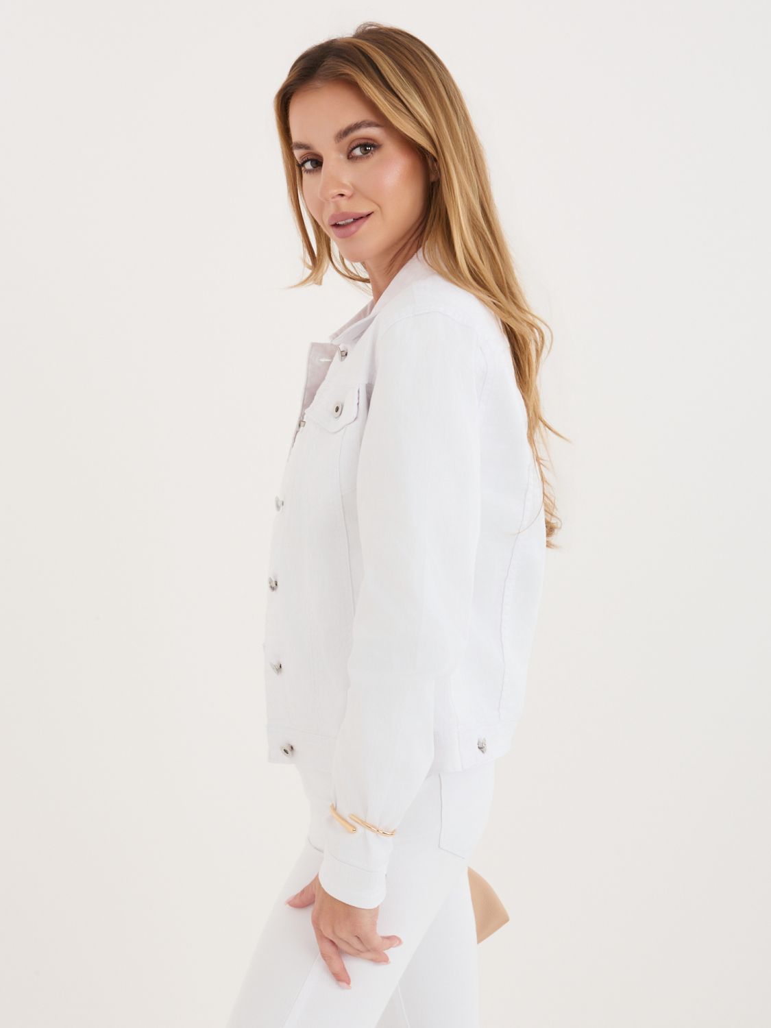 Biała kurtka jeansowa z kołnierzykiem