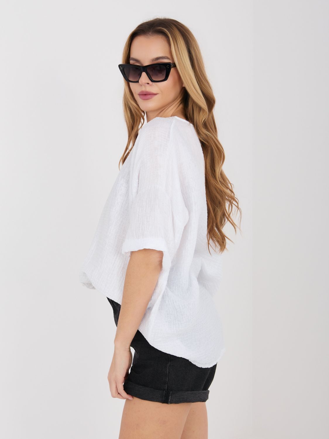 Biała bluzka z dekoltem V i fakturą materiału