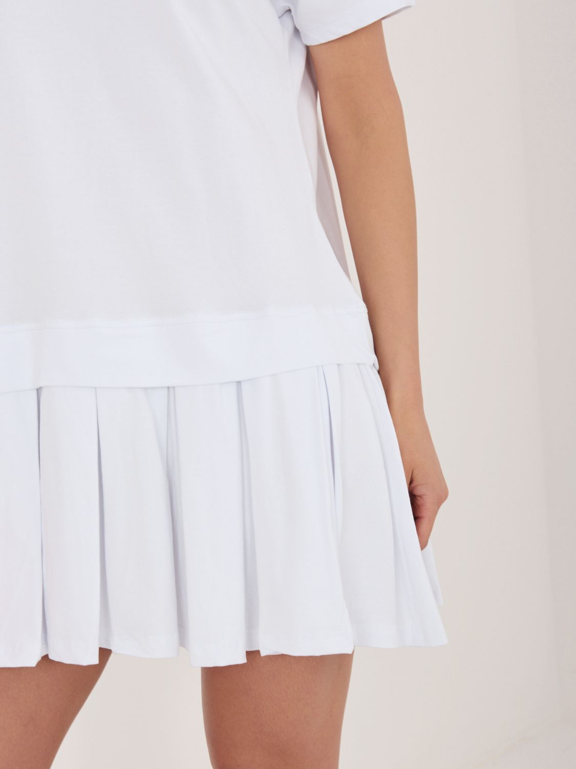 Biała rozkloszowana mini sukienka z krótkim rękawem