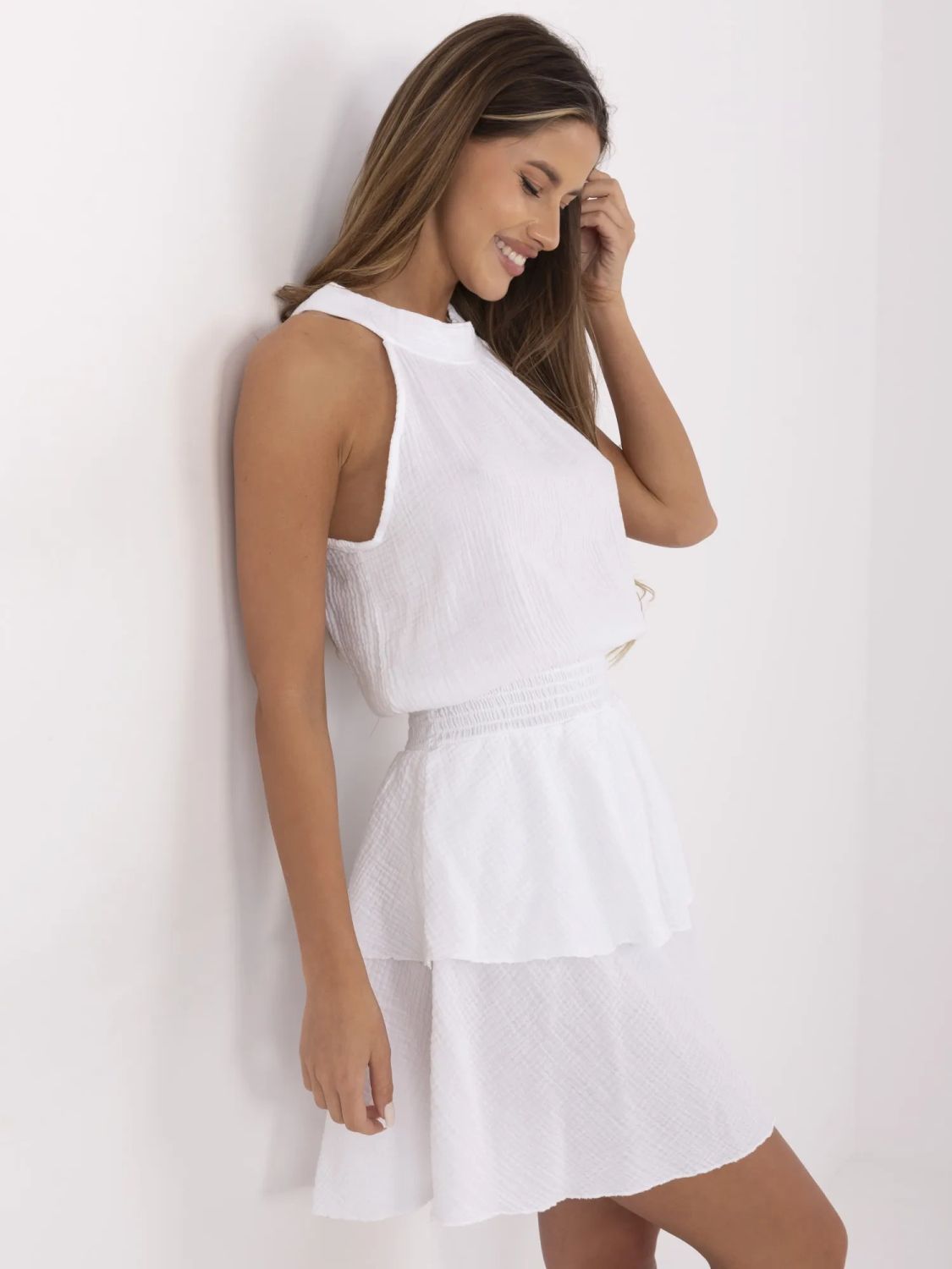 Biała rozkloszowana sukienka z falbaną