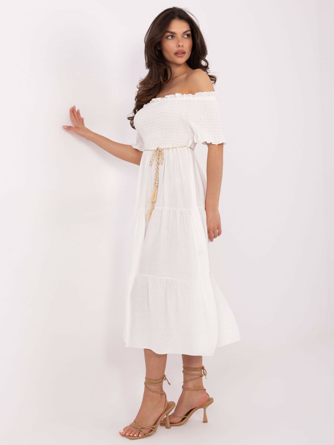 Biała rozkloszowana sukienka z paskiem