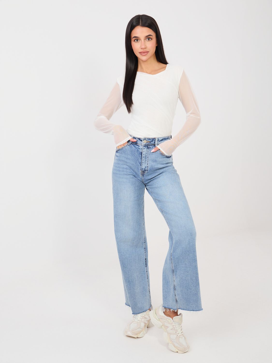 Białe eleganckie body z długim rękawem i okrągłym dekoltem