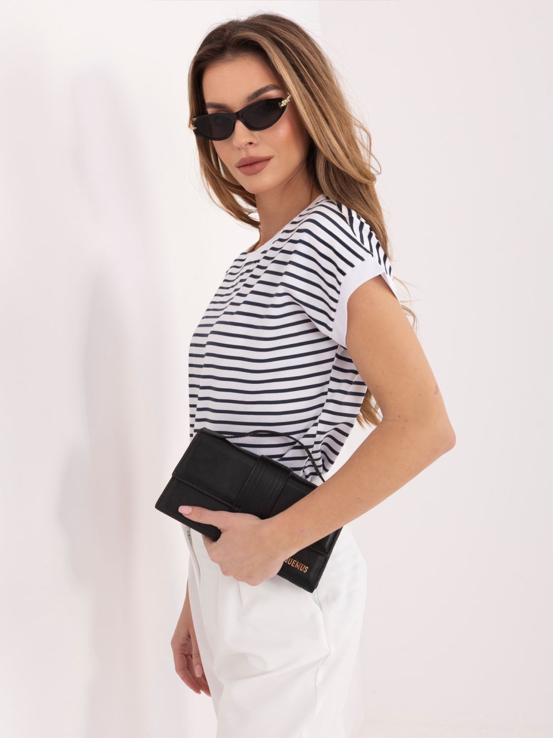 Biało-granatowa prążkowana koszulka z krótkim rękawem