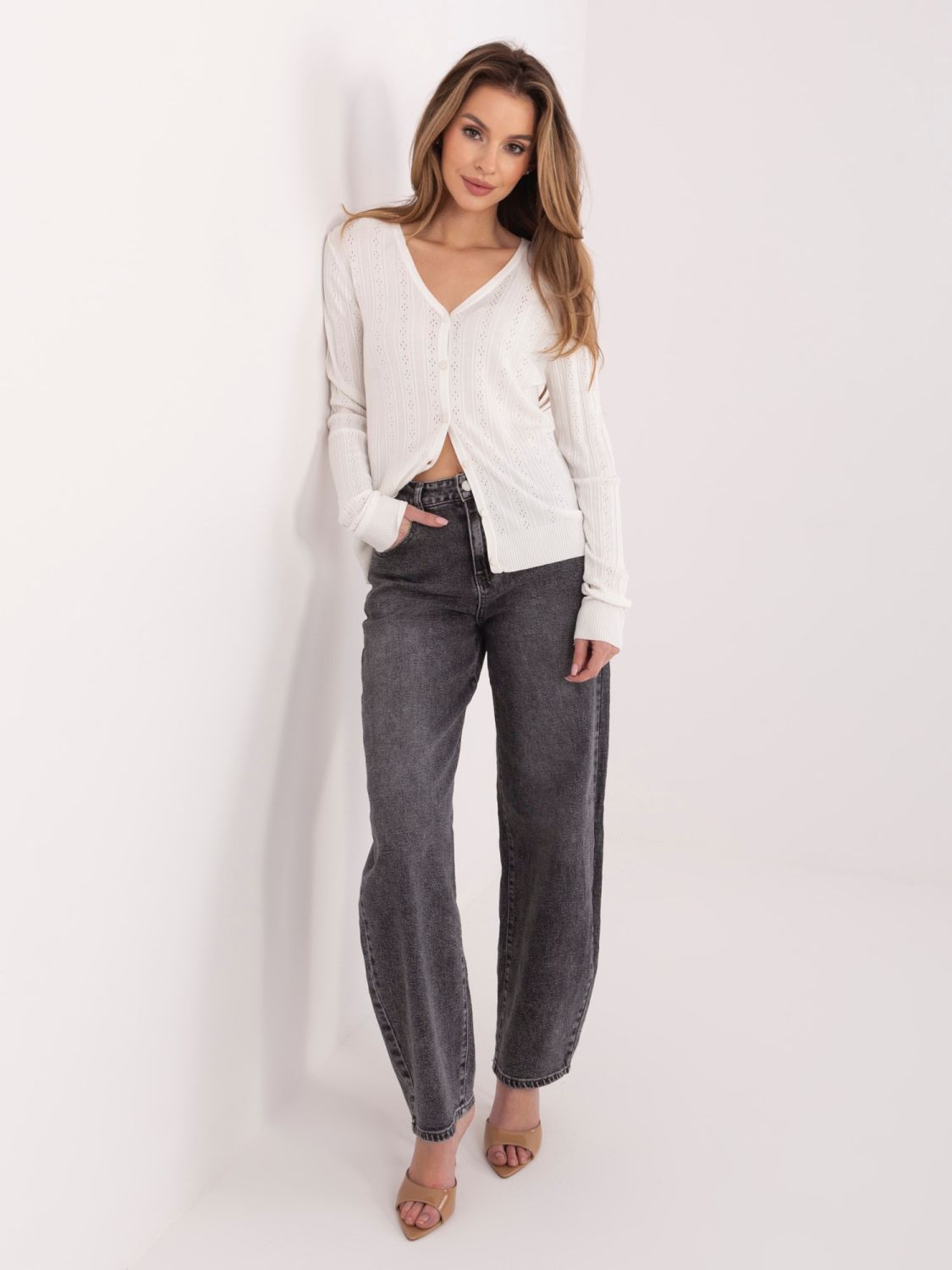 Biały ażurowy sweter na guziki z dekoltem V