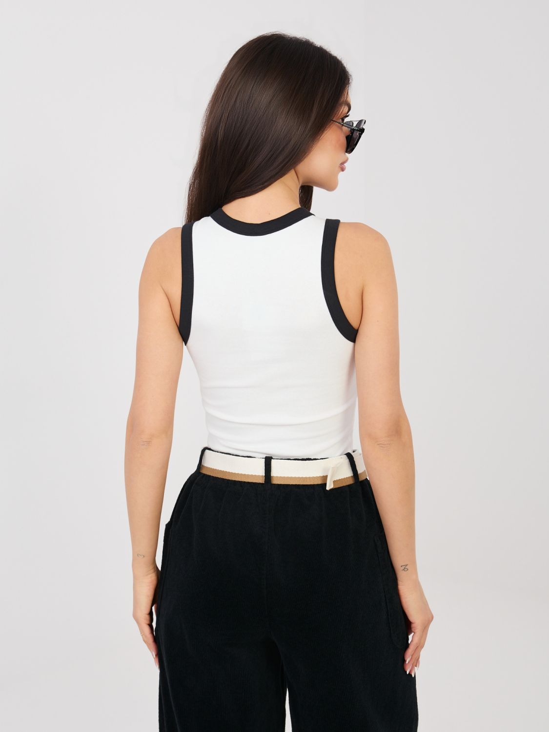 Biały bawełniany top bez rękawów