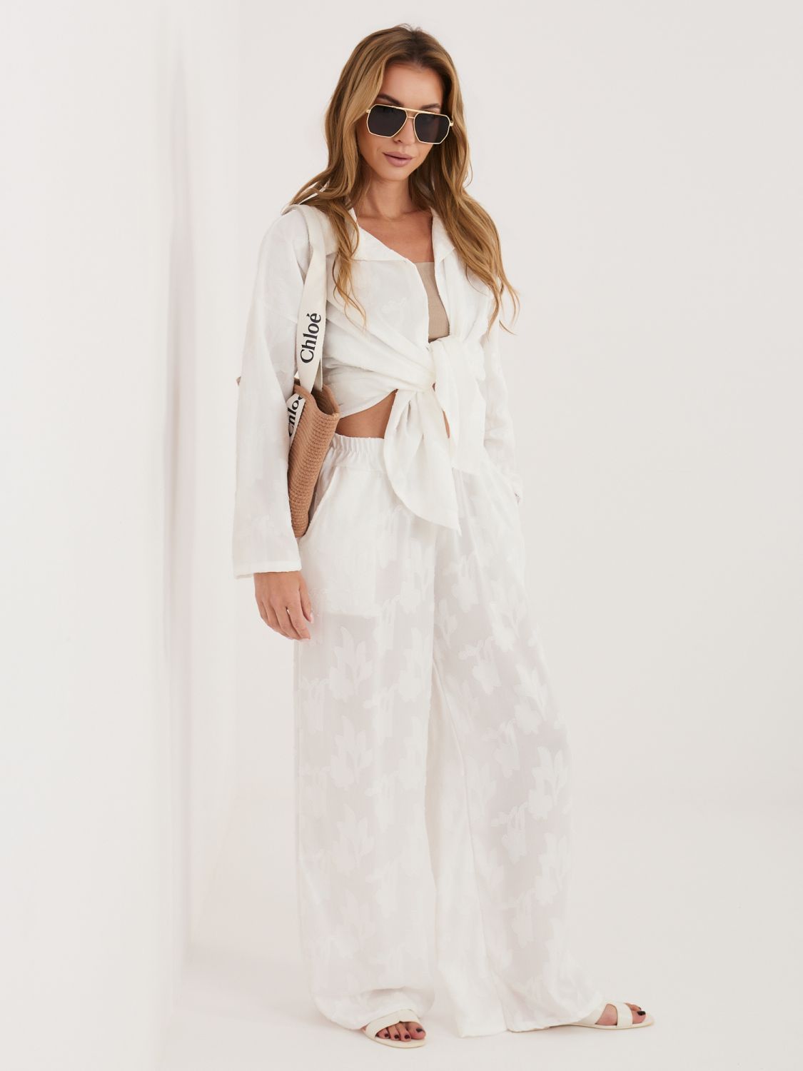 Biały damski komplet – koszula i spodnie z kołnierzykiem