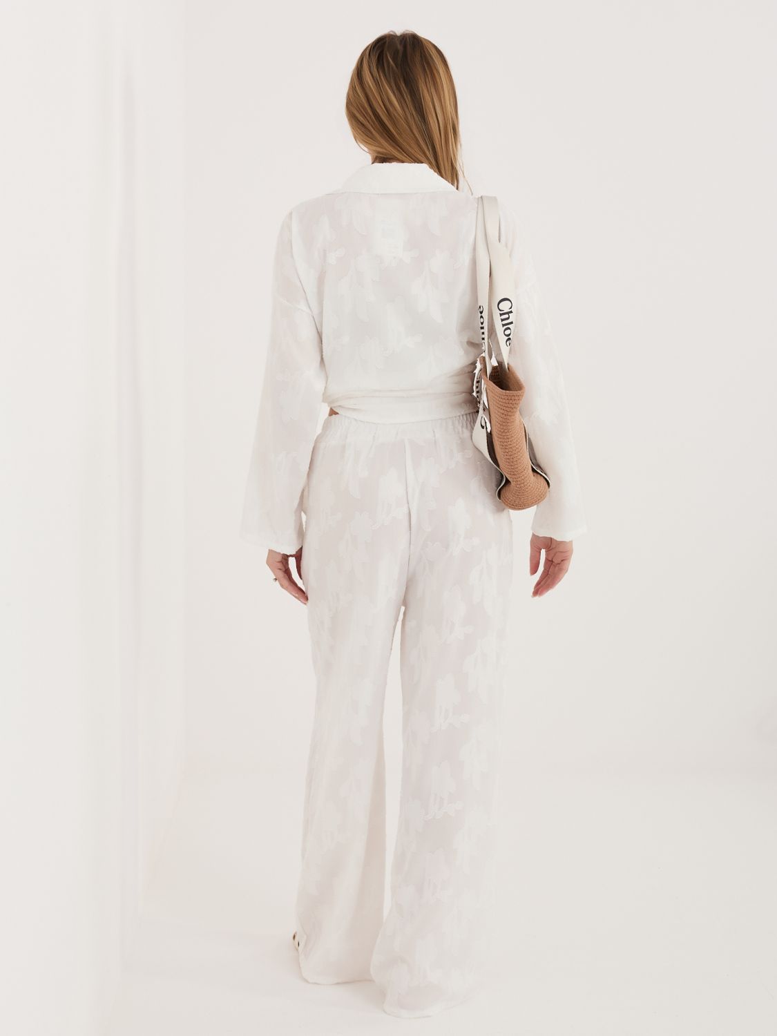 Biały damski komplet – koszula i spodnie z kołnierzykiem