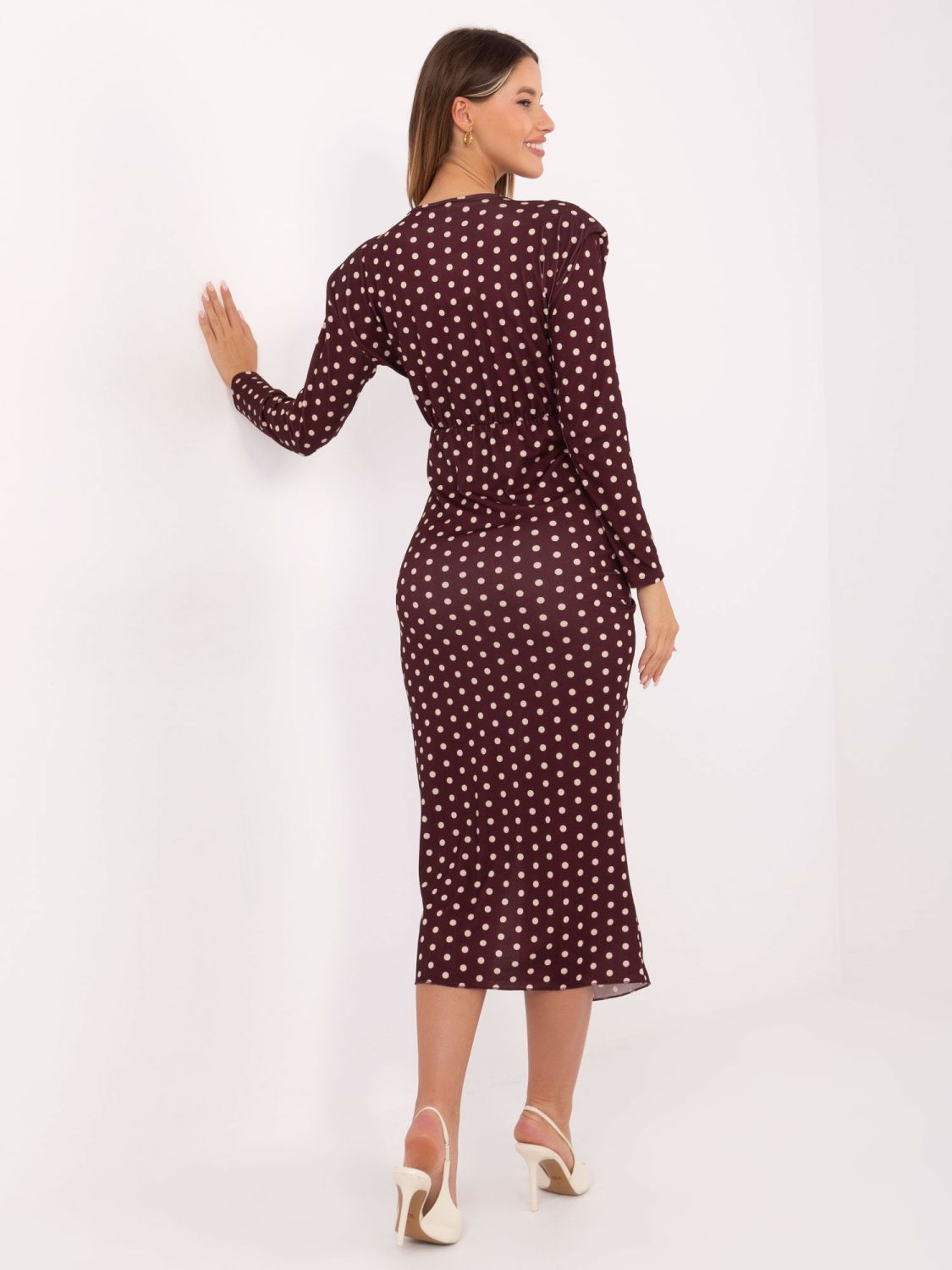 Bordowa midi sukienka w grochy z kopertowym dekoltem