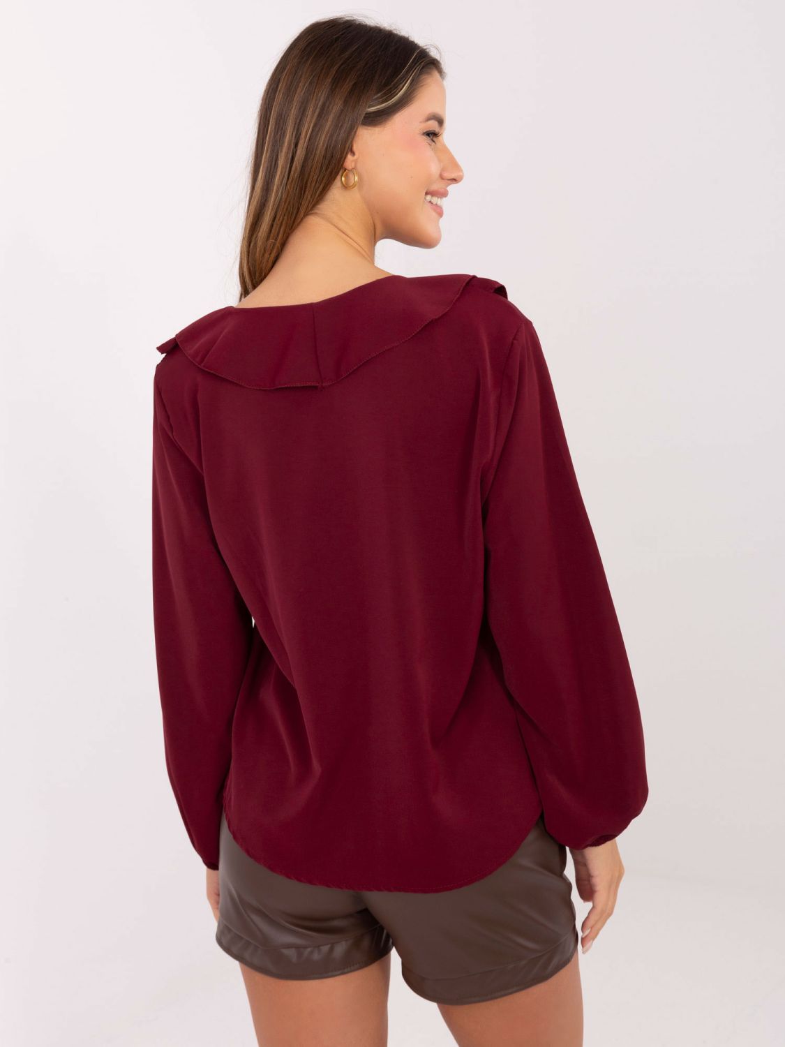 Elegancka bordowa bluzka z żabotem i bufiastymi rękawami