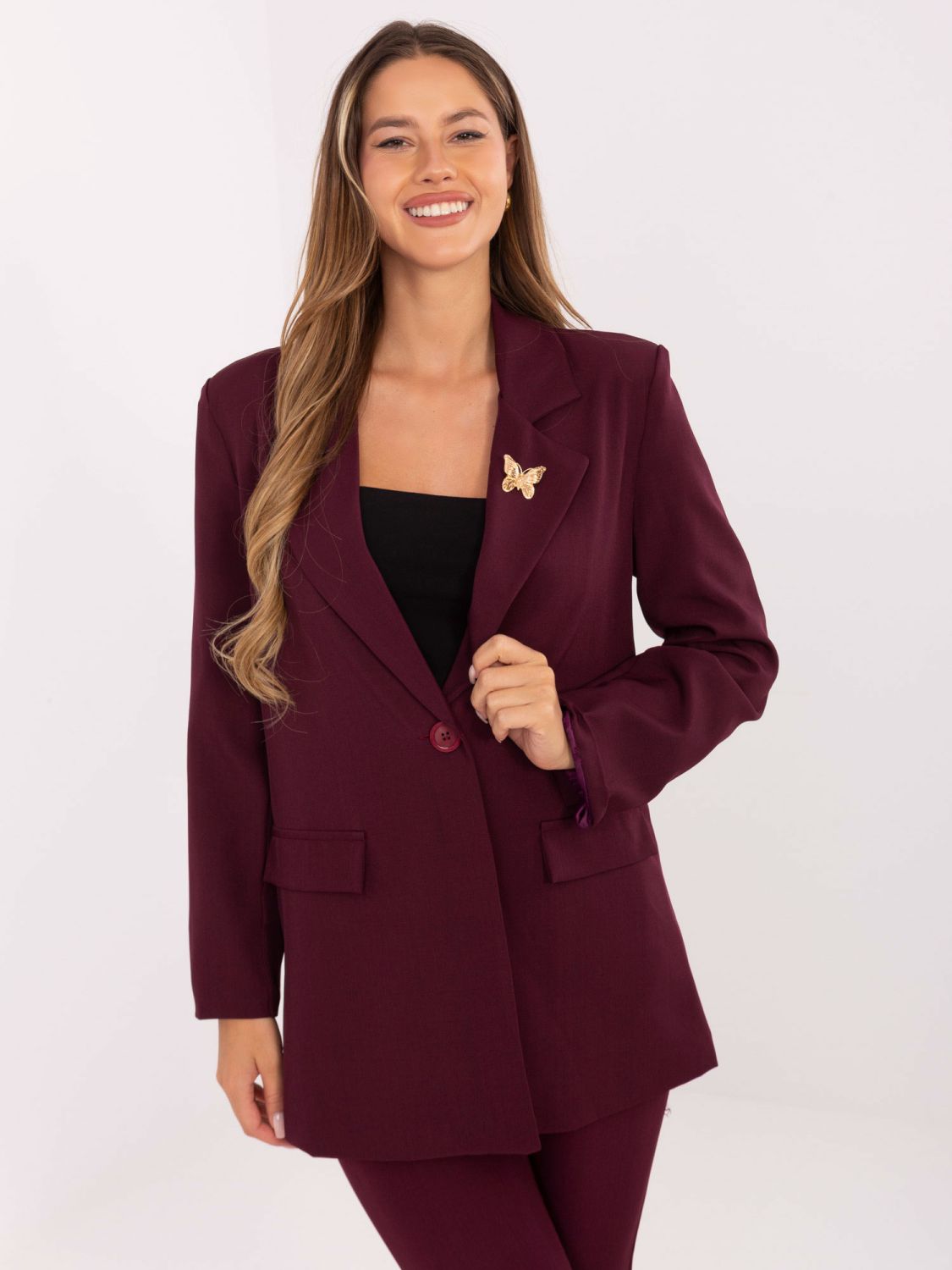 Elegancka bordowa marynarka z podszewką i broszką