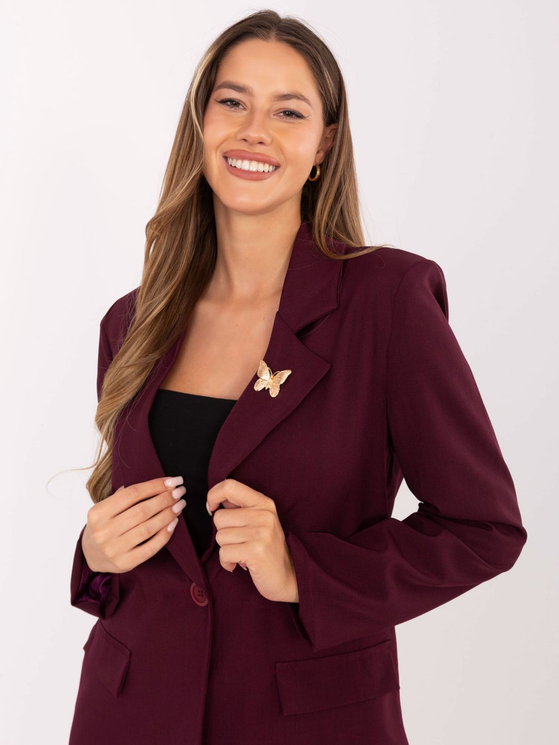 Elegancka bordowa marynarka z podszewką i broszką