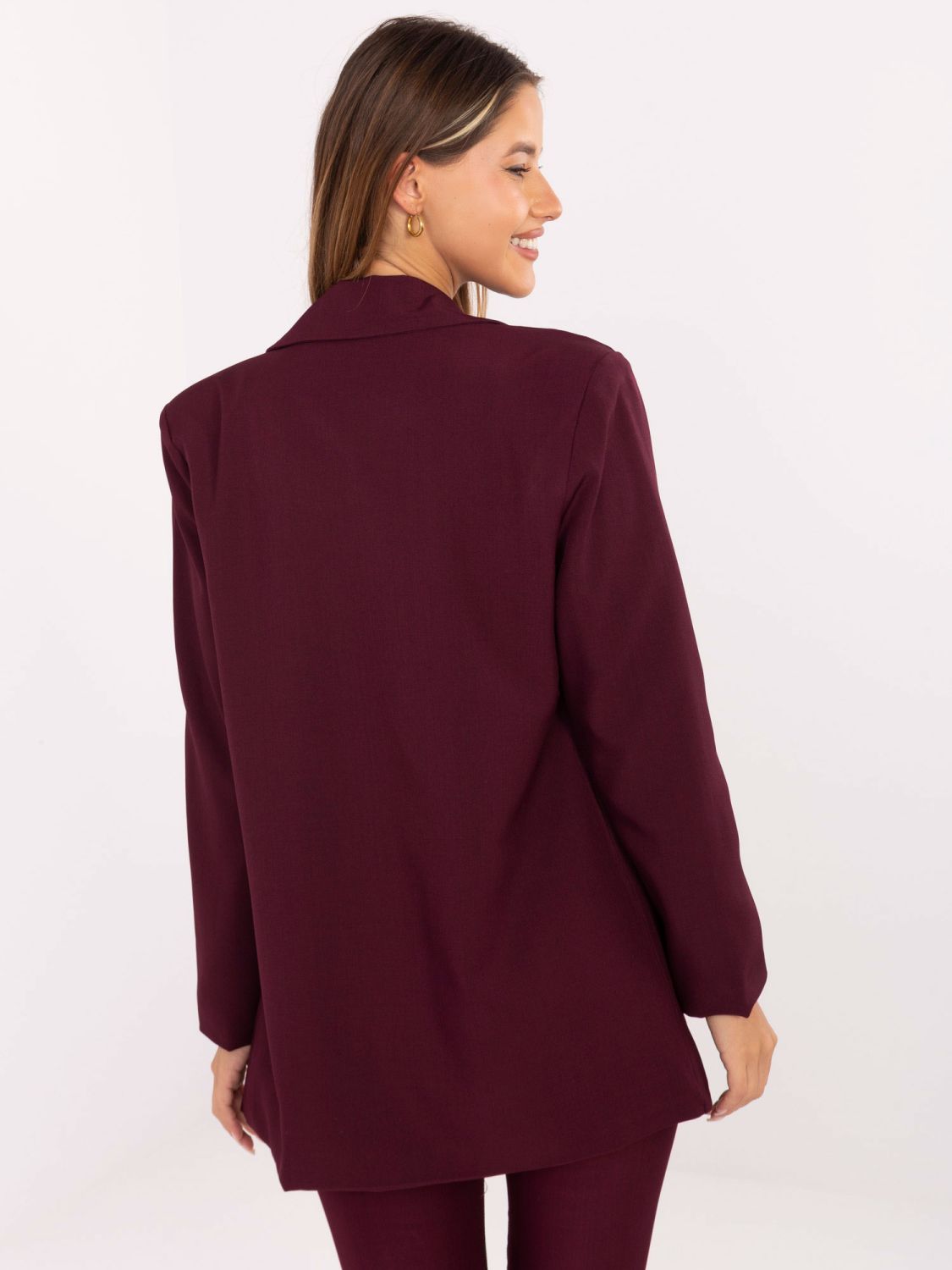 Elegancka bordowa marynarka z podszewką i broszką