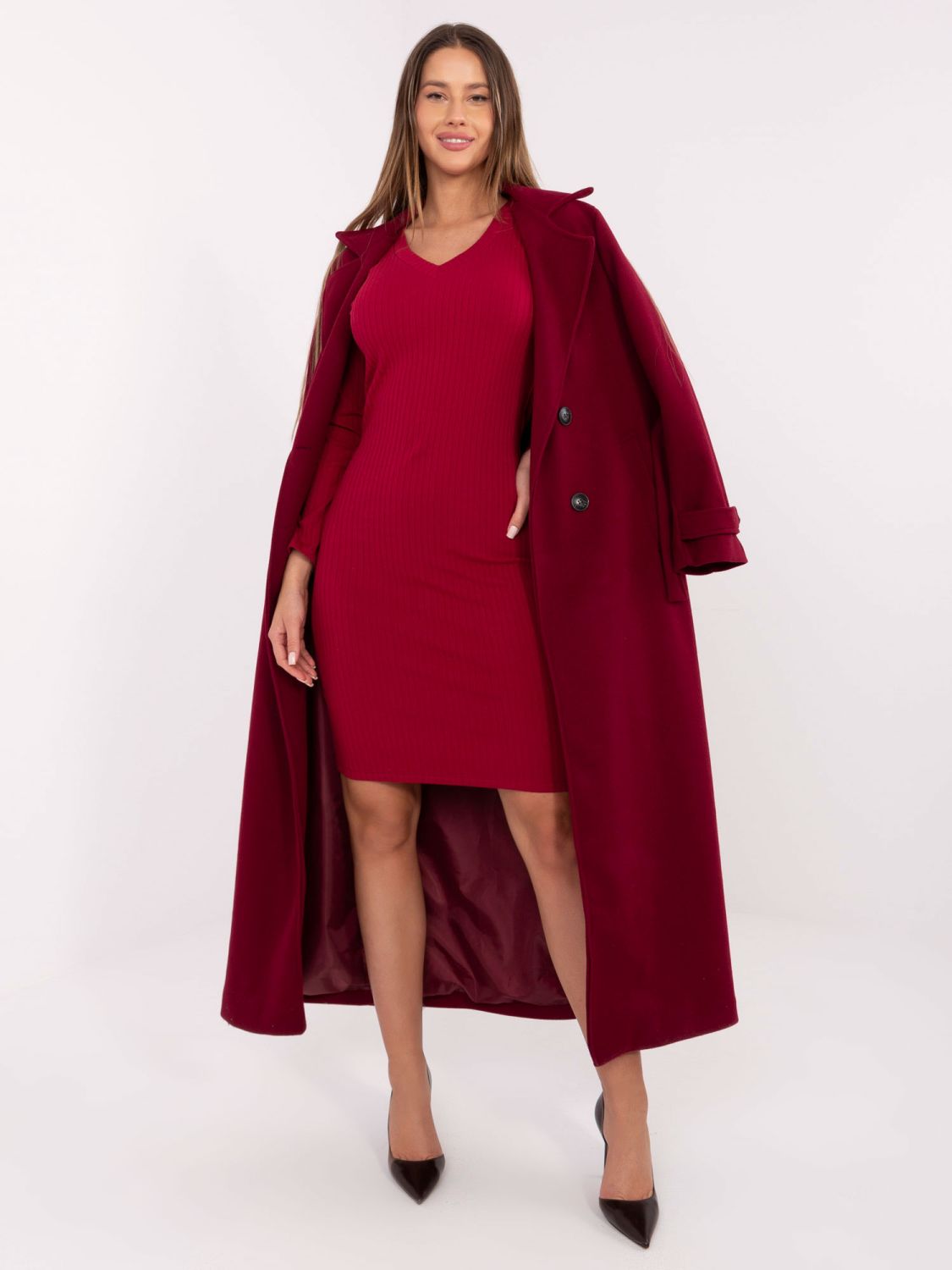 Bordowa prążkowana sukienka ołówkowa z długim rękawem i dekoltem V