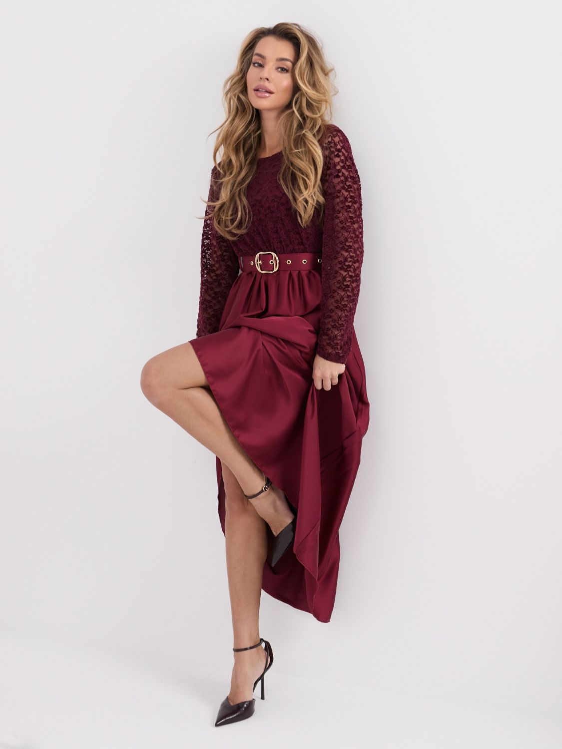 Elegancka bordowa sukienka maxi z koronką i paskiem