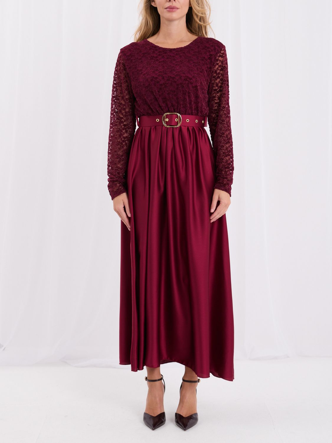 Elegancka bordowa sukienka maxi z koronką i paskiem