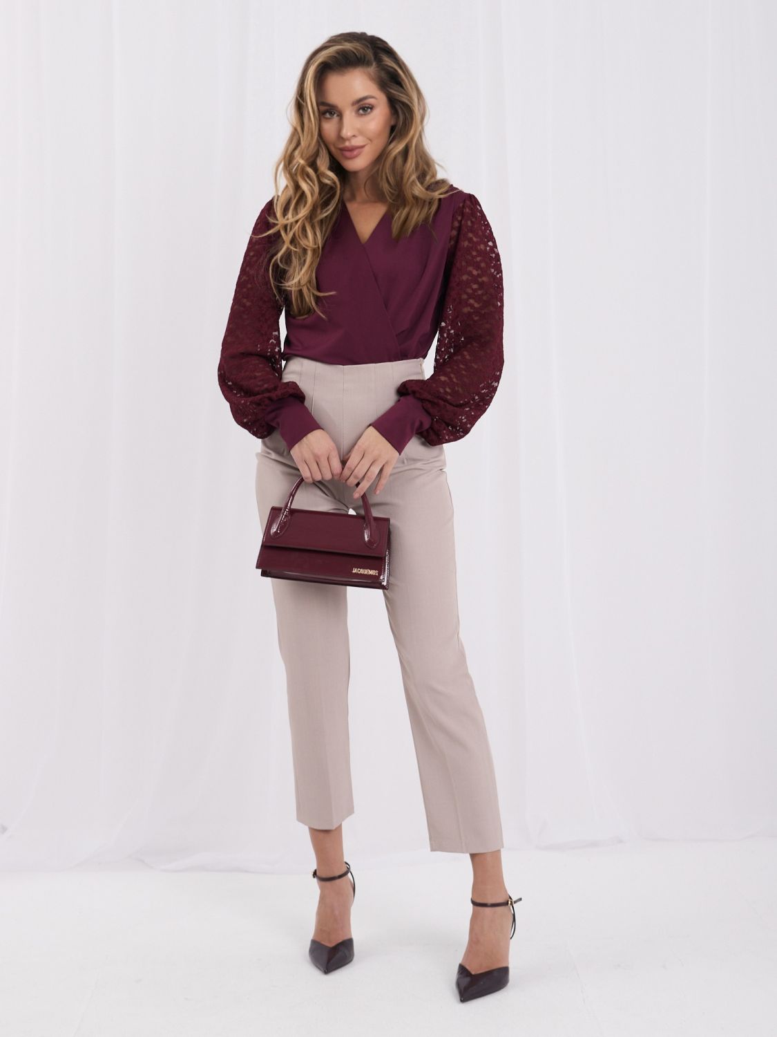 Eleganckie bordowe body z koronką i bufiastymi rękawami