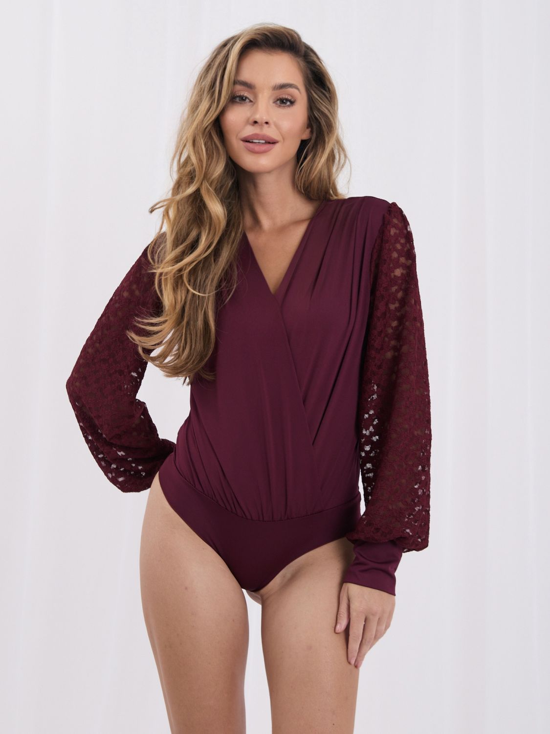 Eleganckie bordowe body z koronką i bufiastymi rękawami
