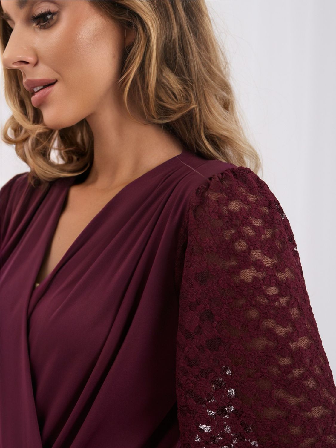 Eleganckie bordowe body z koronką i bufiastymi rękawami