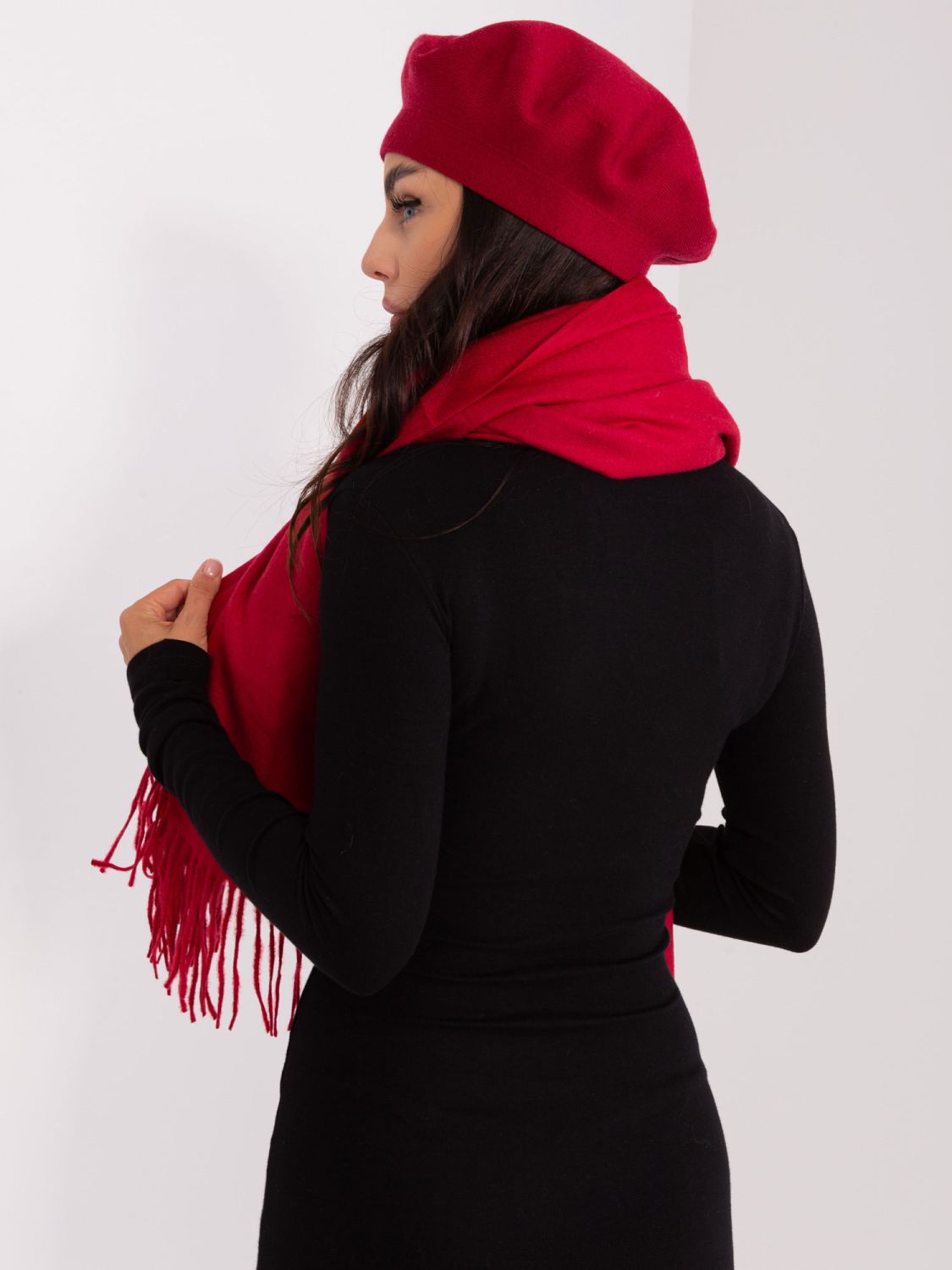 Bordowy szal z dzianiny