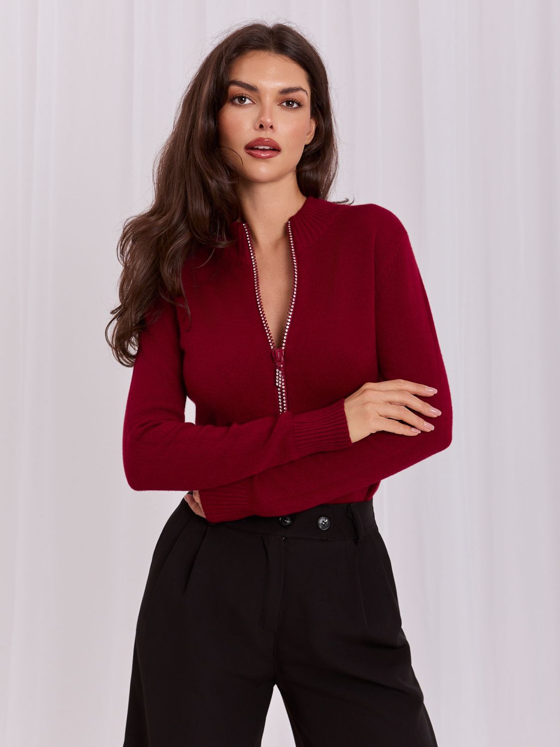 Elegancki bordowy sweter ze stójką i cyrkoniami