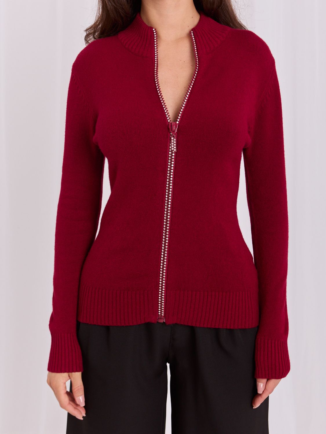 Elegancki bordowy sweter ze stójką i cyrkoniami