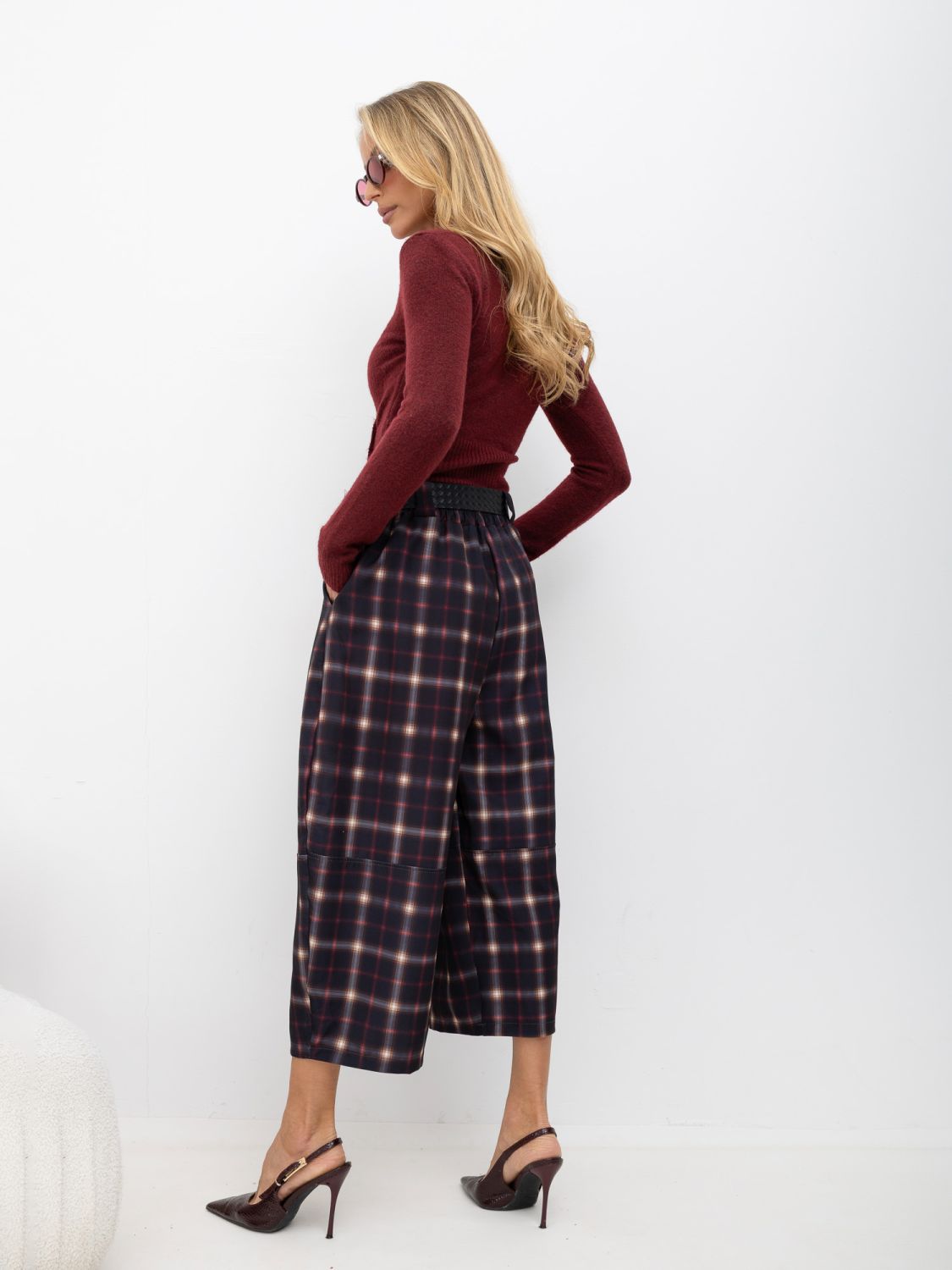 Elegancki bordowy sweter z kopertowym dekoltem w serek