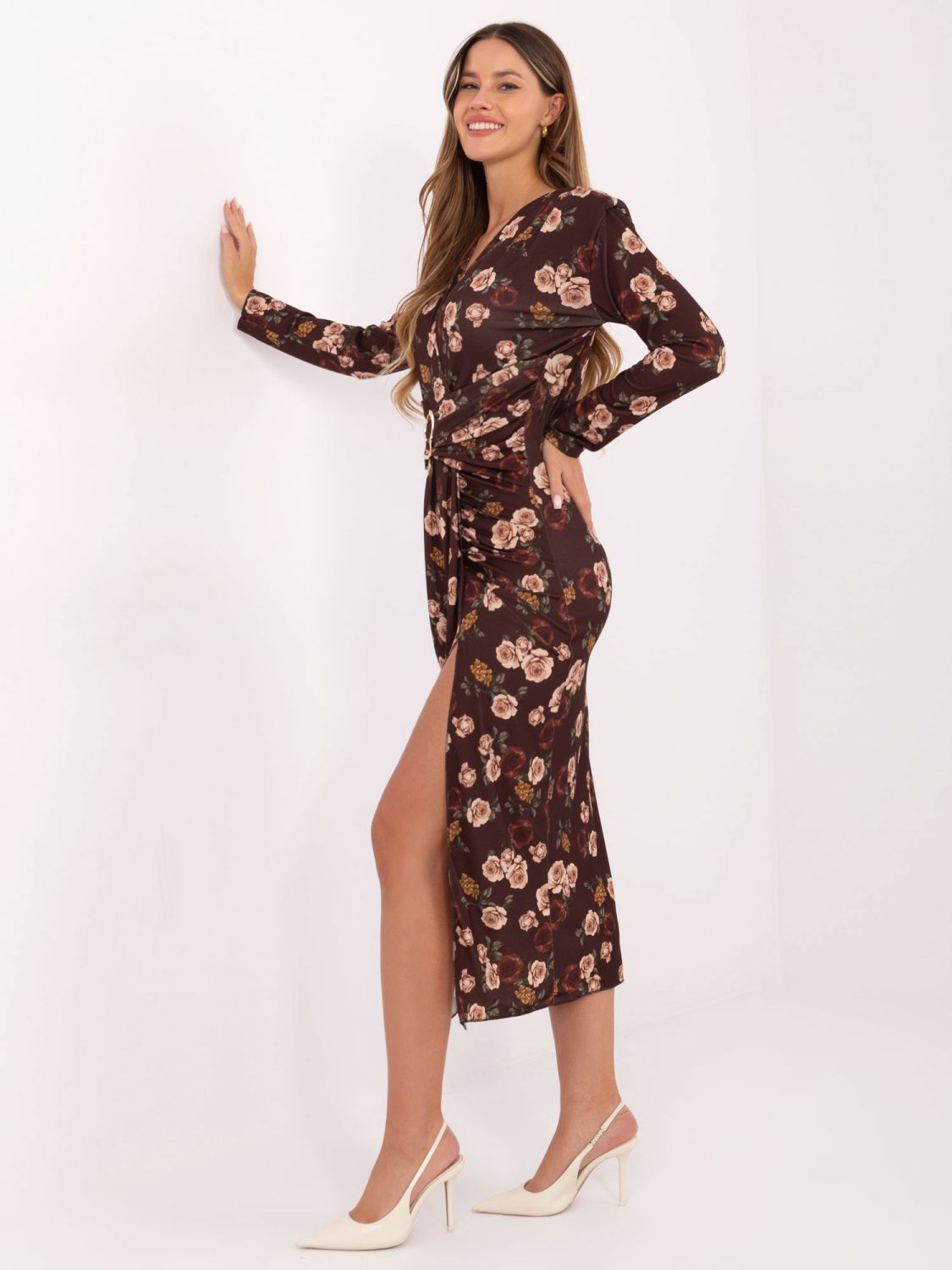 Brązowa kwiatowa sukienka midi z kopertowym dekoltem