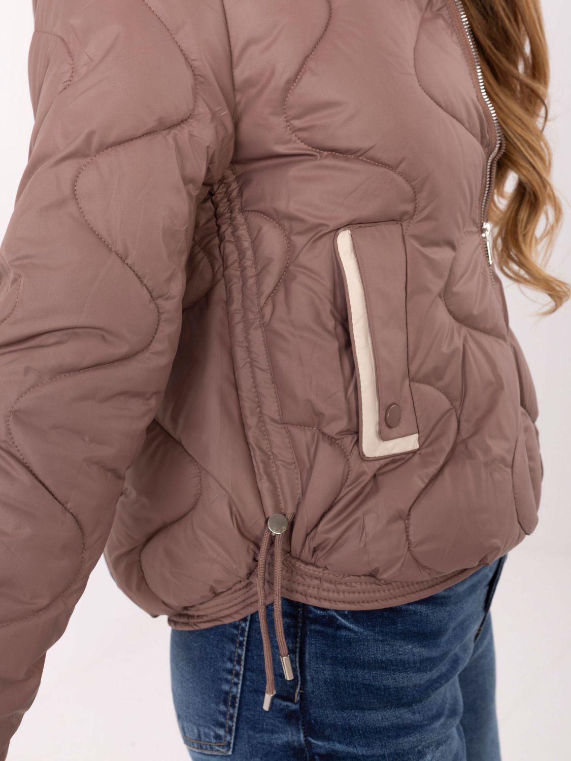 Brązowa kurtka przejściowa z kapturem