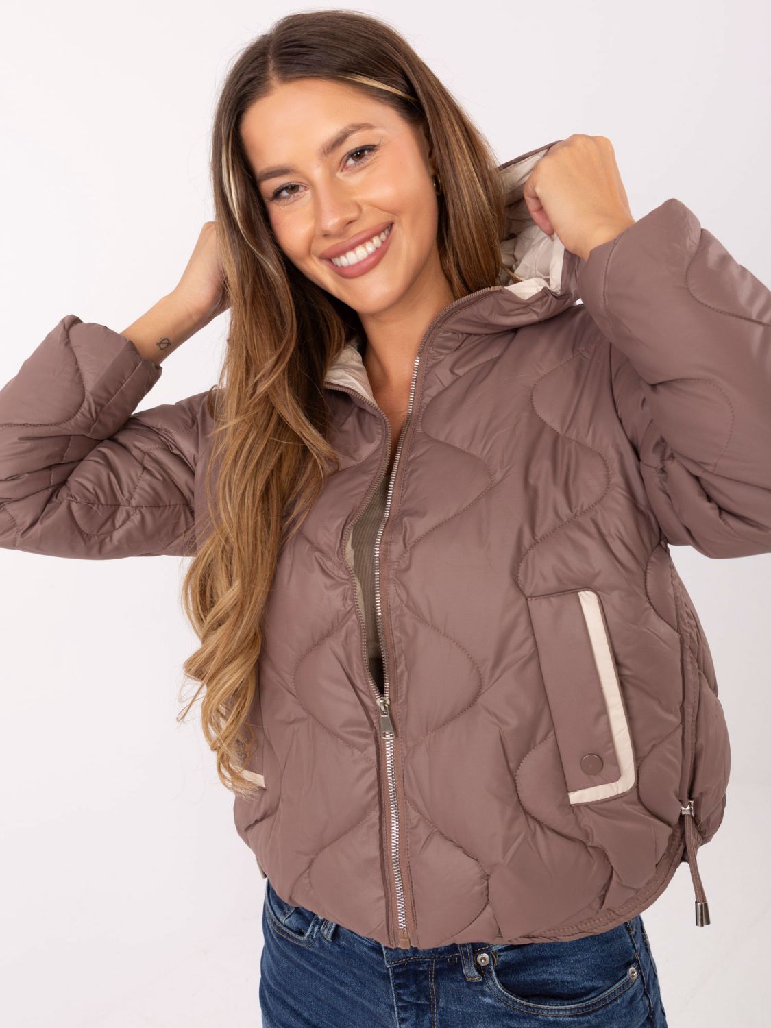 Brązowa kurtka przejściowa z kapturem