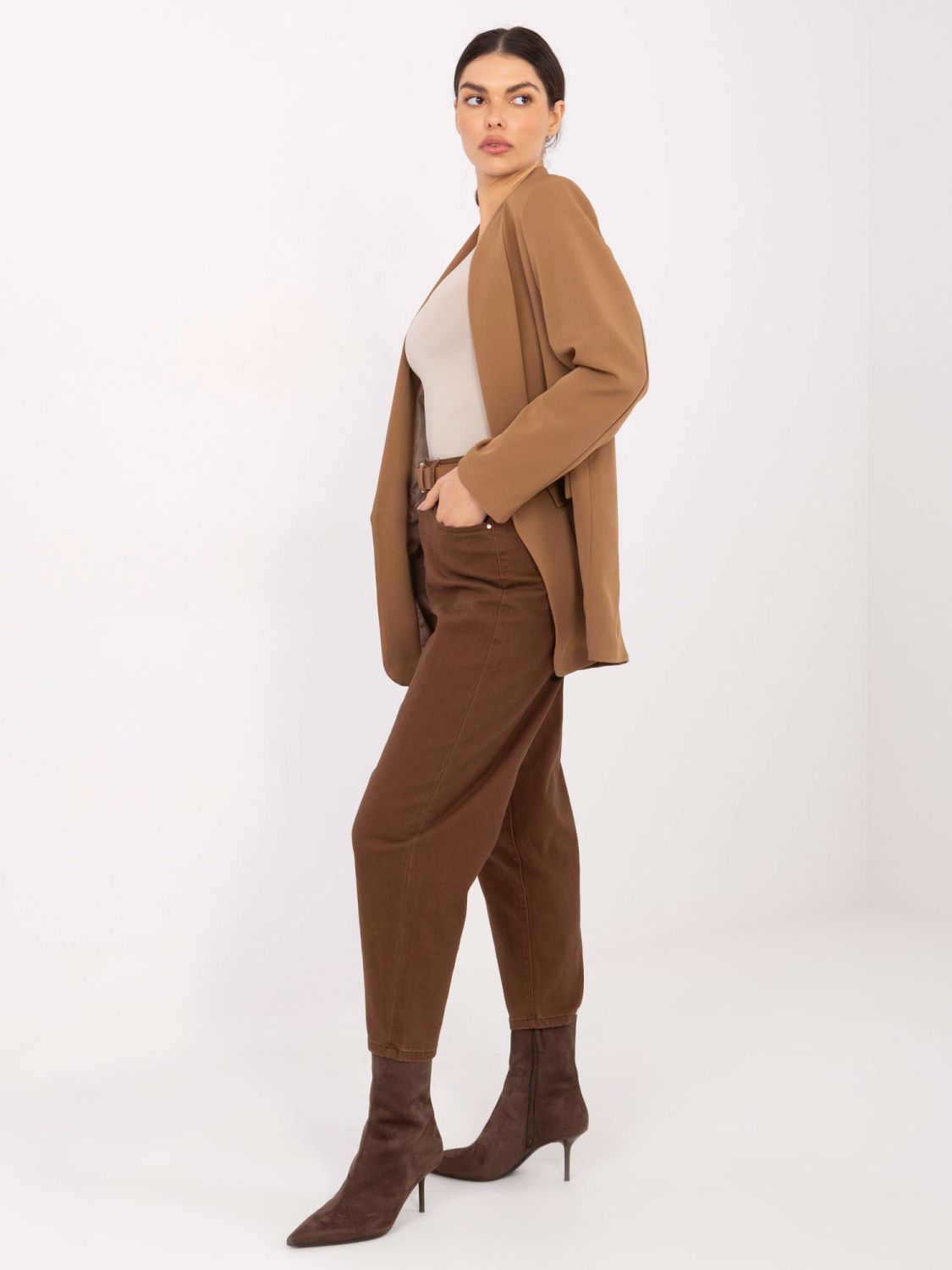 Brązowe mom jeans z paskiem