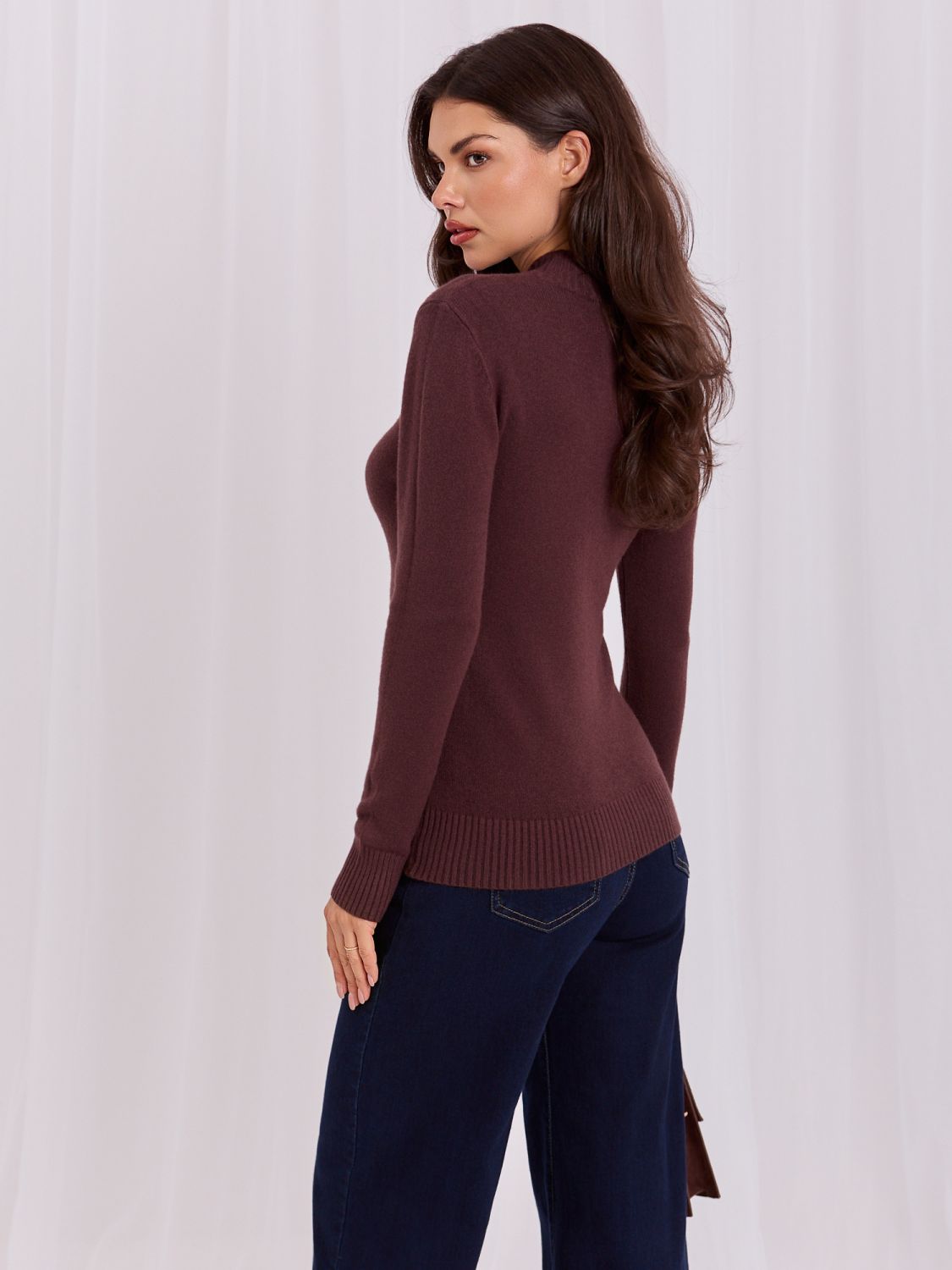 Elegancki brązowy sweter ze stójką i cyrkoniami