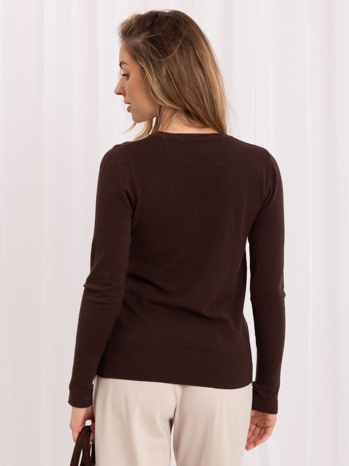 Elegancki brązowy sweter z dekoltem V i guzikami