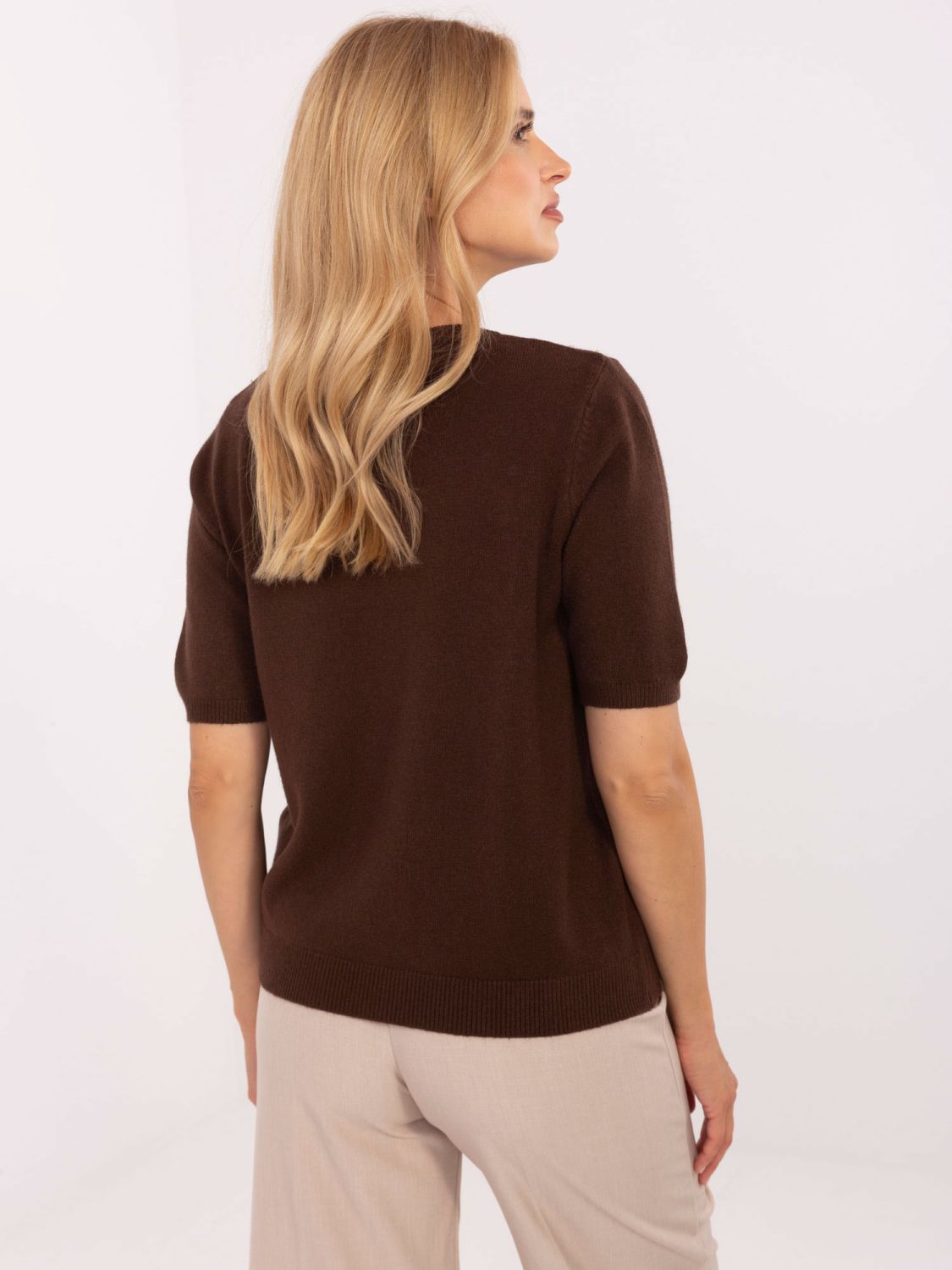 Elegancki brązowy sweter z aplikacją