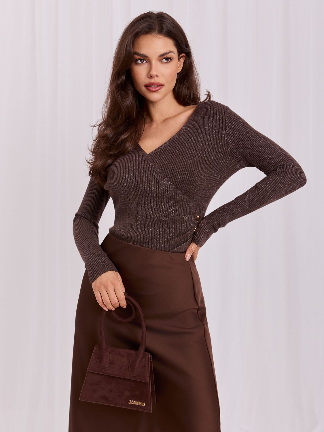 Brązowy elegancki sweter z kopertowym dekoltem