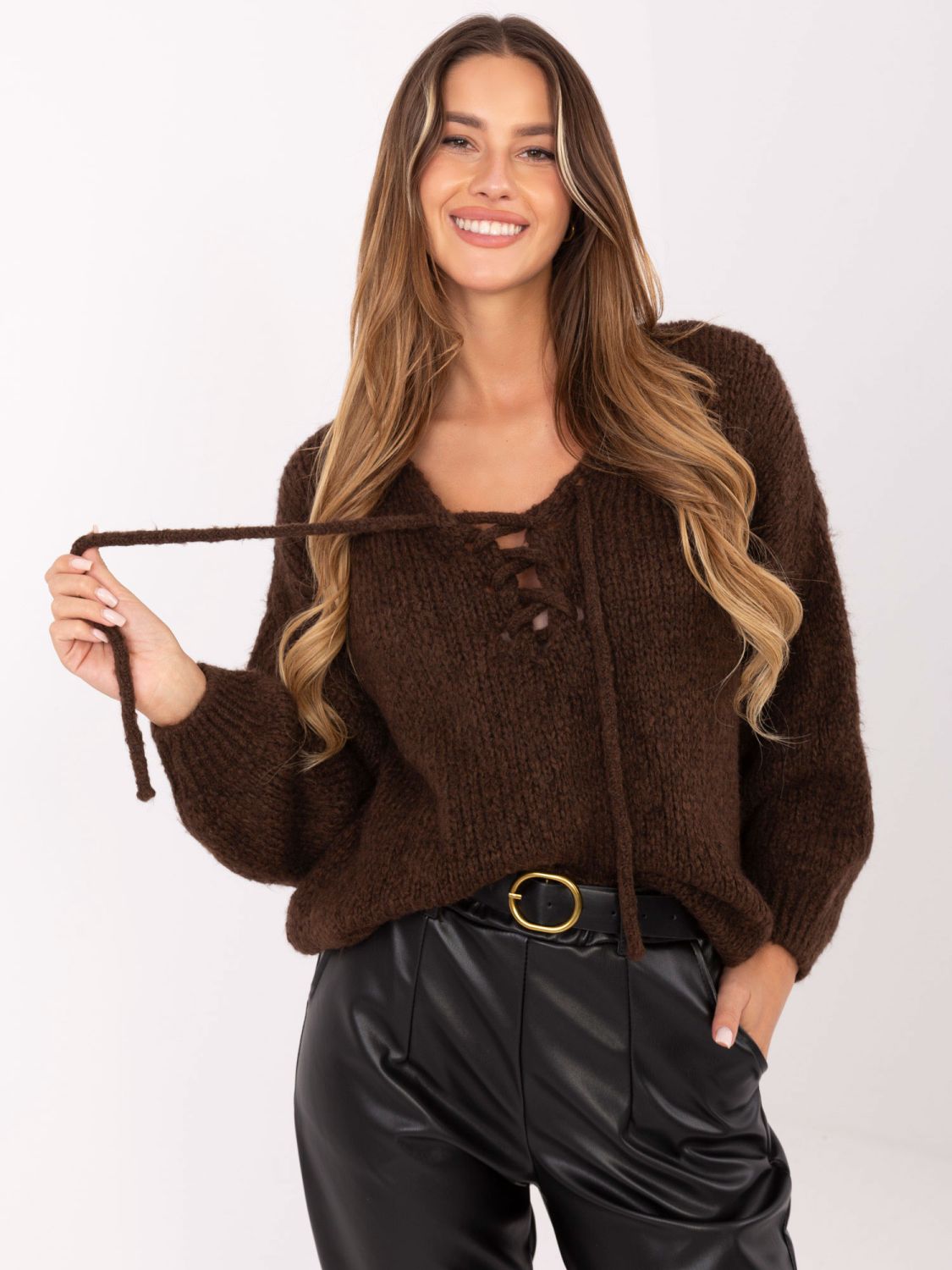 Brązowy sweter z wiązanym dekoltem