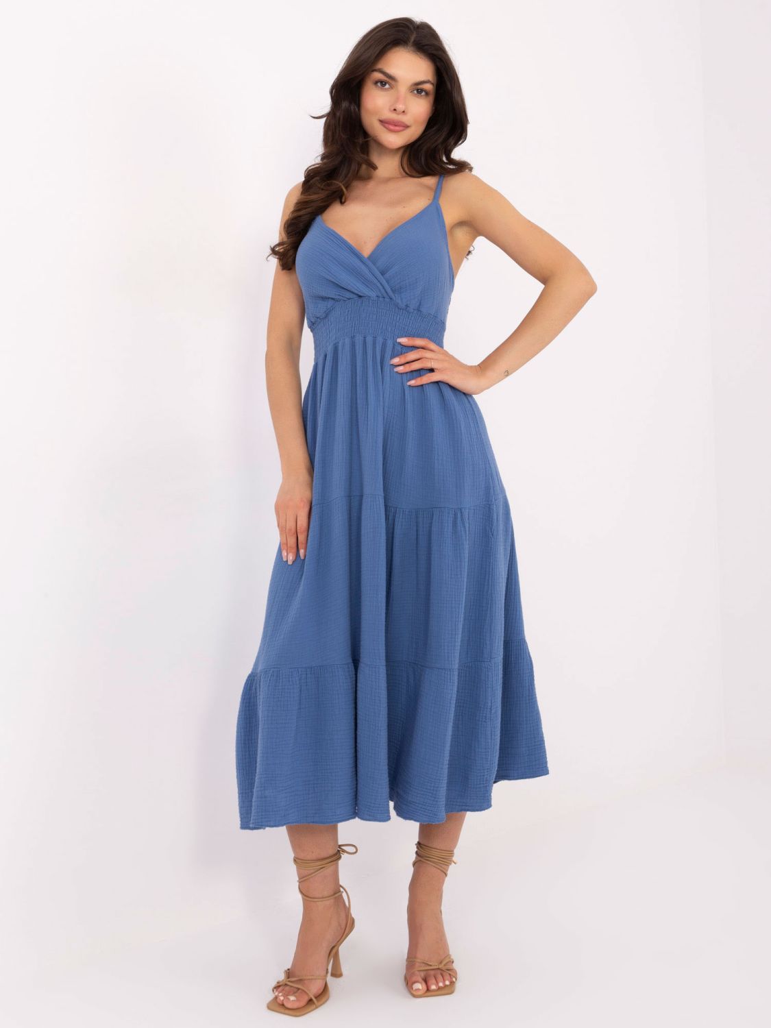 Rozkloszowana midi sukienka w ciemnoniebieskim kolorze