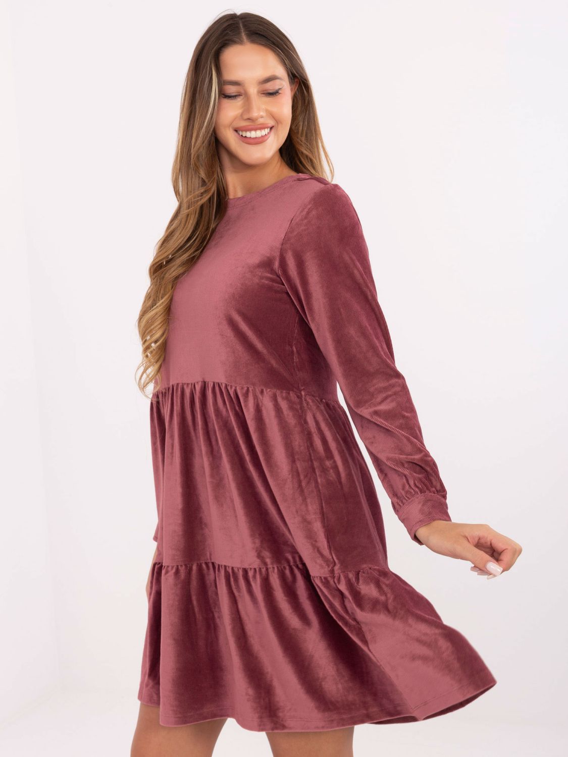 Rozkloszowana różowa sukienka z falbaną