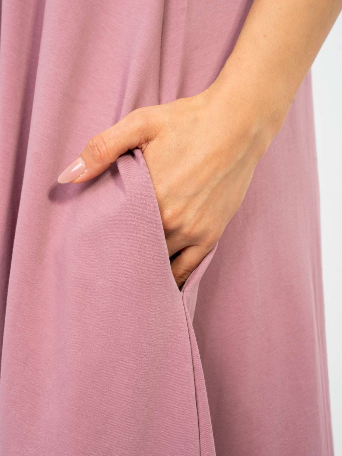 Maxi letnia sukienka z dekoltem V i kieszeniami, ciemnoróżowa