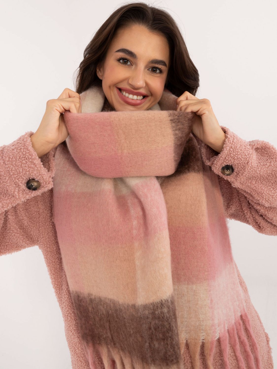 Elegancki szal w ciemnoróżowym kolorze