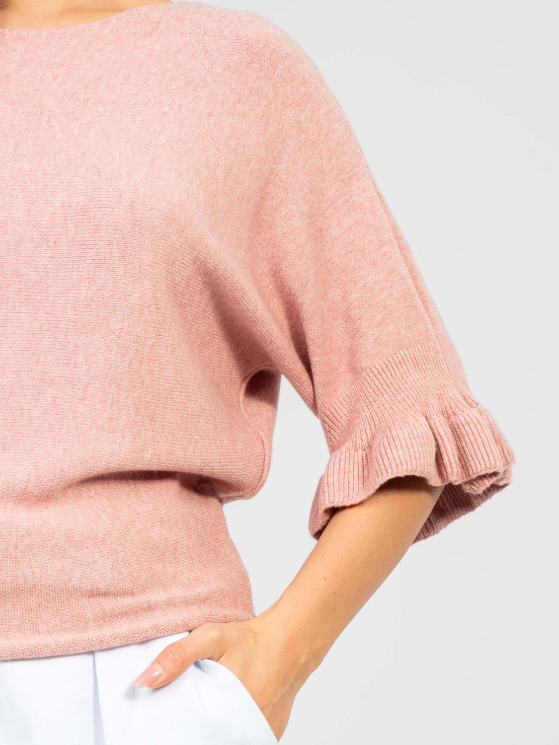 Elegancki różowy sweter z falbaną i rękawem 3/4