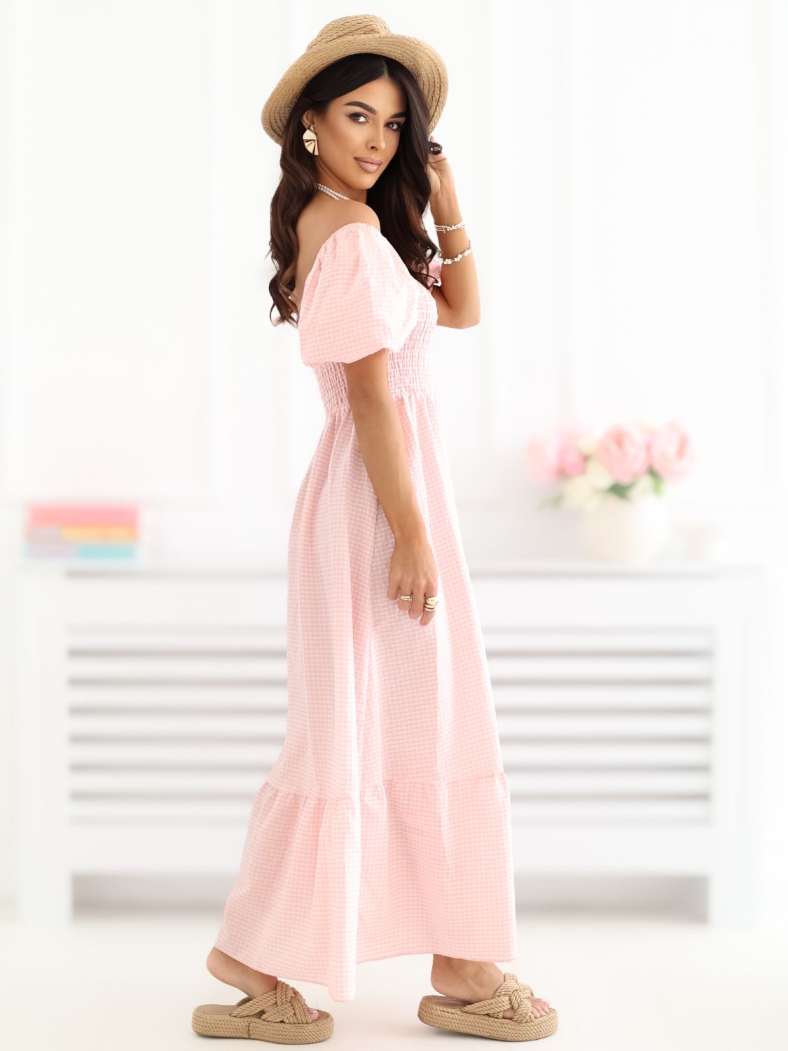 Brzoskwiniowa sukienka midi w kratkę z falbaną