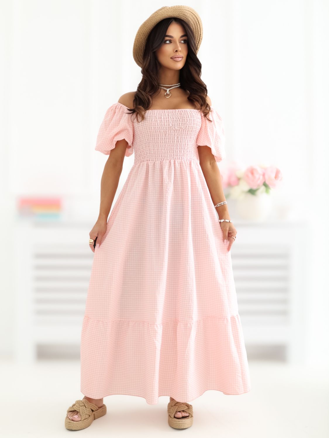 Brzoskwiniowa sukienka midi w kratkę z falbaną